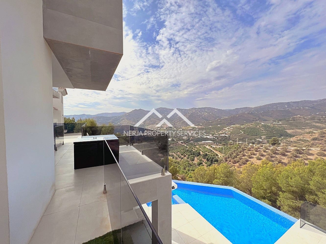 3 bedroom Villa for rent in Frigiliana with pool garage - € 3,000 (Ref: 10140307)