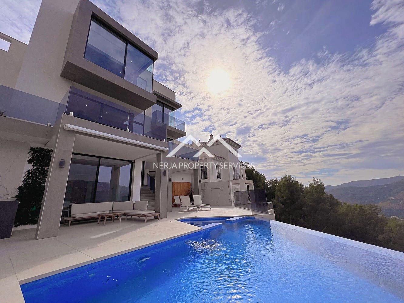 3 bedroom Villa for rent in Frigiliana with pool garage - € 3,000 (Ref: 10140307)