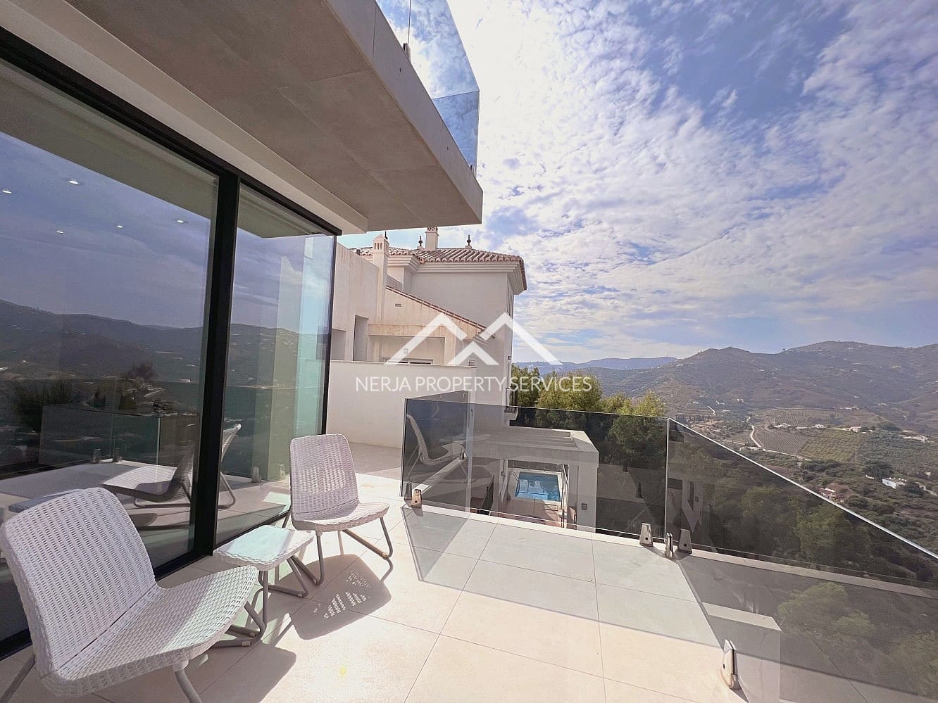 3 bedroom Villa for rent in Frigiliana with pool garage - € 3,000 (Ref: 10140307)