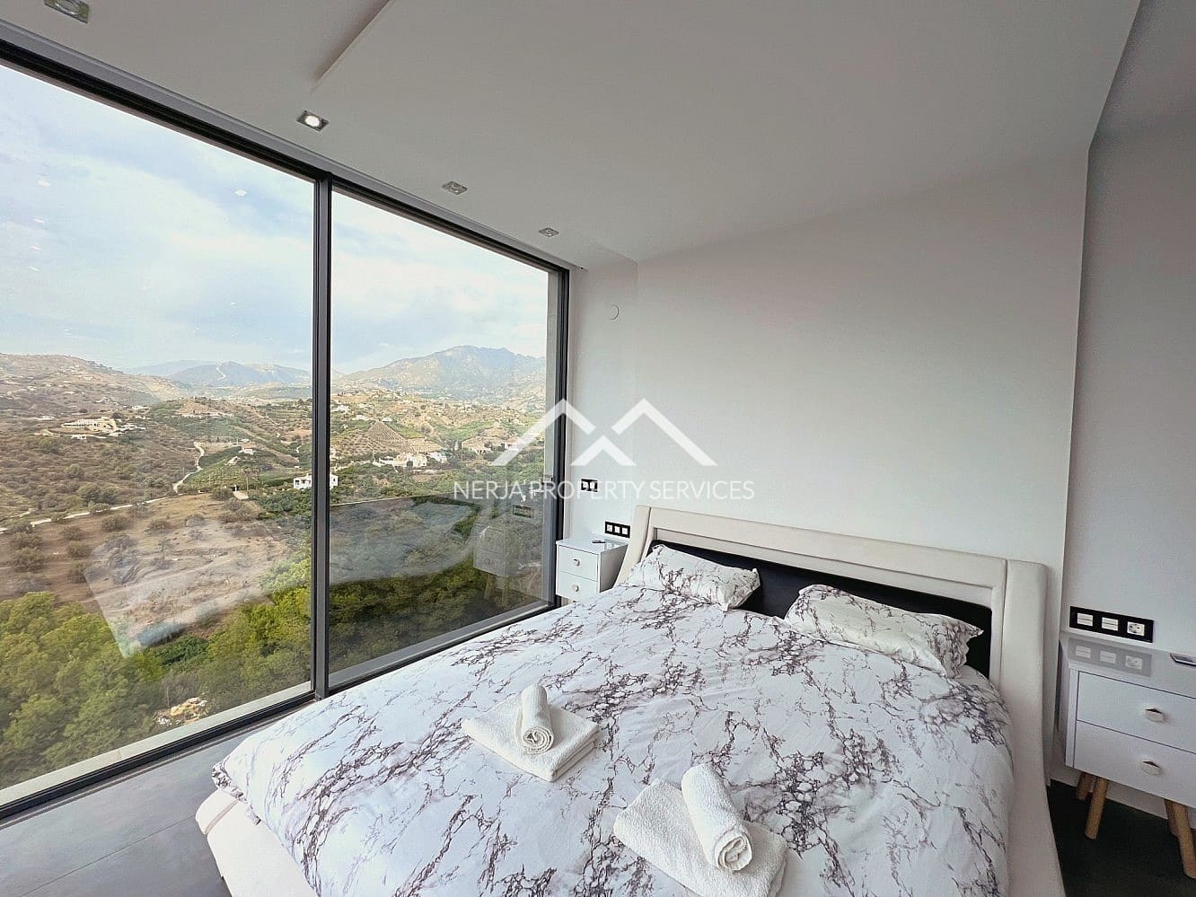 3 bedroom Villa for rent in Frigiliana with pool garage - € 3,000 (Ref: 10140307)