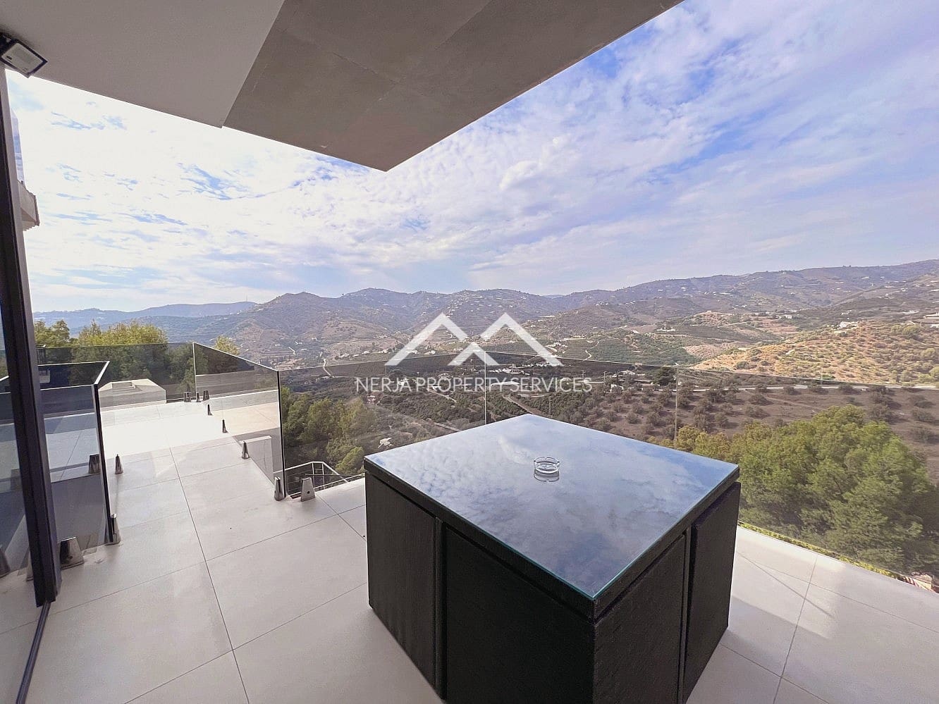 3 bedroom Villa for rent in Frigiliana with pool garage - € 3,000 (Ref: 10140307)