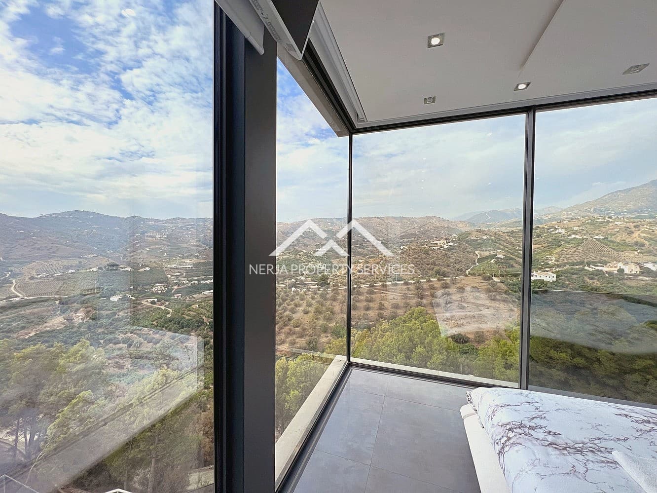 3 bedroom Villa for rent in Frigiliana with pool garage - € 3,000 (Ref: 10140307)