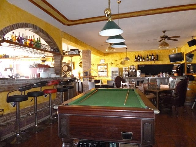 Commercieel te koop in Centro, Nerja met zwembad - € 549.000 (Ref: 4452343)