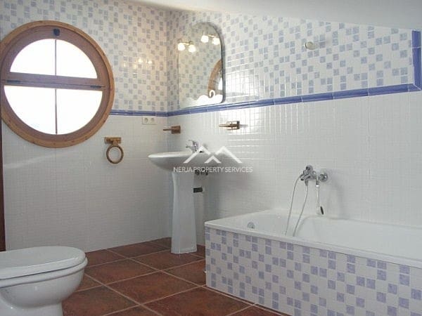 3 bedroom Villa for rent in Frigiliana with pool garage - € 2,600 (Ref: 4452535)