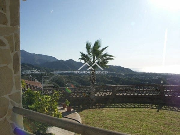 3 bedroom Villa for rent in Frigiliana with pool garage - € 2,600 (Ref: 4452535)