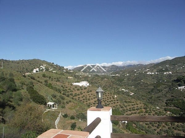 3 bedroom Villa for rent in Frigiliana with pool garage - € 2,600 (Ref: 4452535)