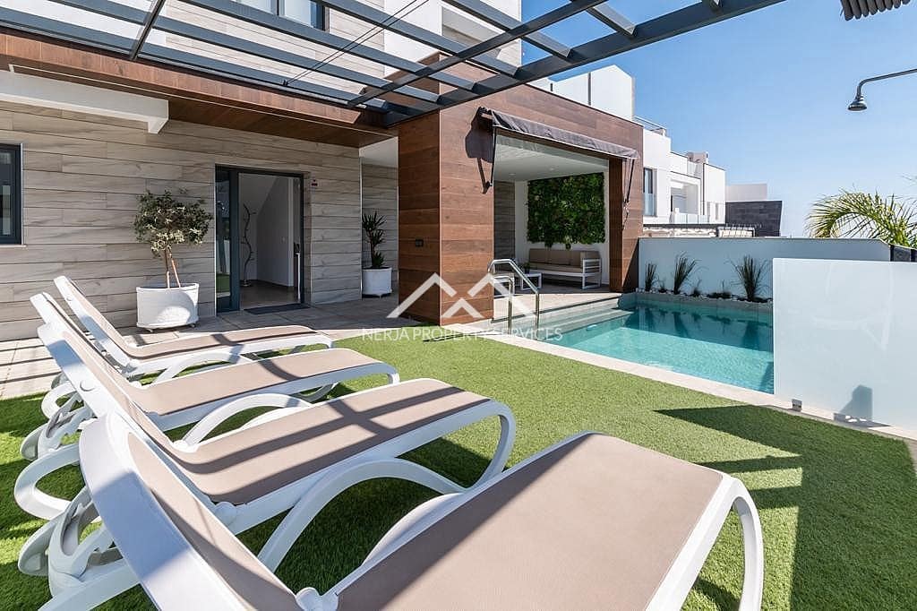 3 quarto Casa em Banda para arrendar em Nerja com piscina - 2 100 € (Ref: 4452538)