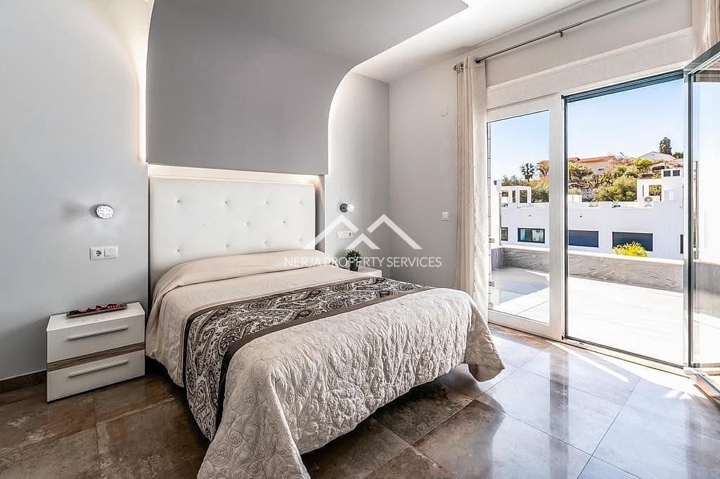 3 quarto Casa em Banda para arrendar em Nerja com piscina - 2 100 € (Ref: 4452538)