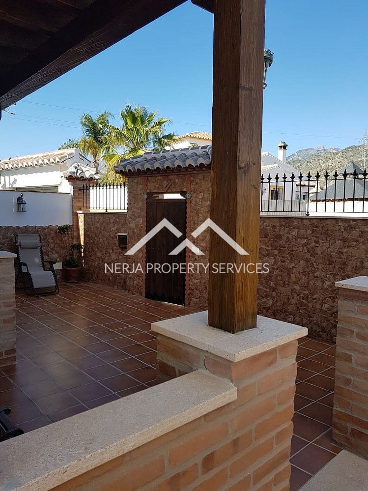 3 makuuhuone Huvila vuokrattavana paikassa Nerja mukana uima-altaan - 1 800 € (Ref: 4949739)