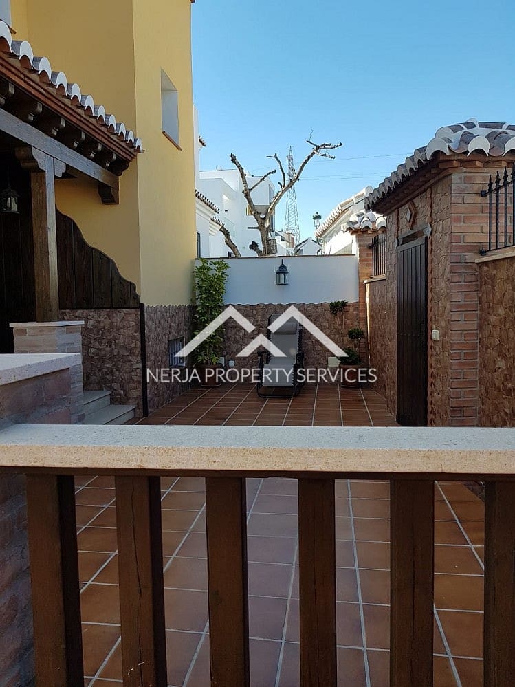 3 makuuhuone Huvila vuokrattavana paikassa Nerja mukana uima-altaan - 1 800 € (Ref: 4949739)