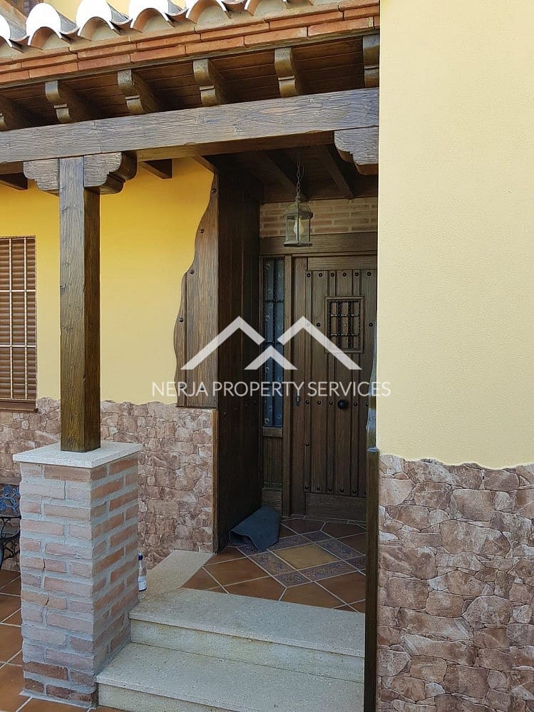 3 makuuhuone Huvila vuokrattavana paikassa Nerja mukana uima-altaan - 1 800 € (Ref: 4949739)