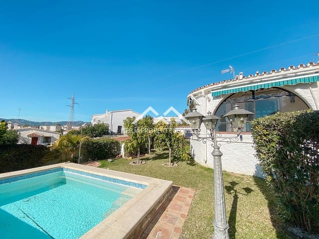 2 soverom Villa til leie i Centro, Nerja med svømmebasseng garasje - € 1 600 (Ref: 5058383)