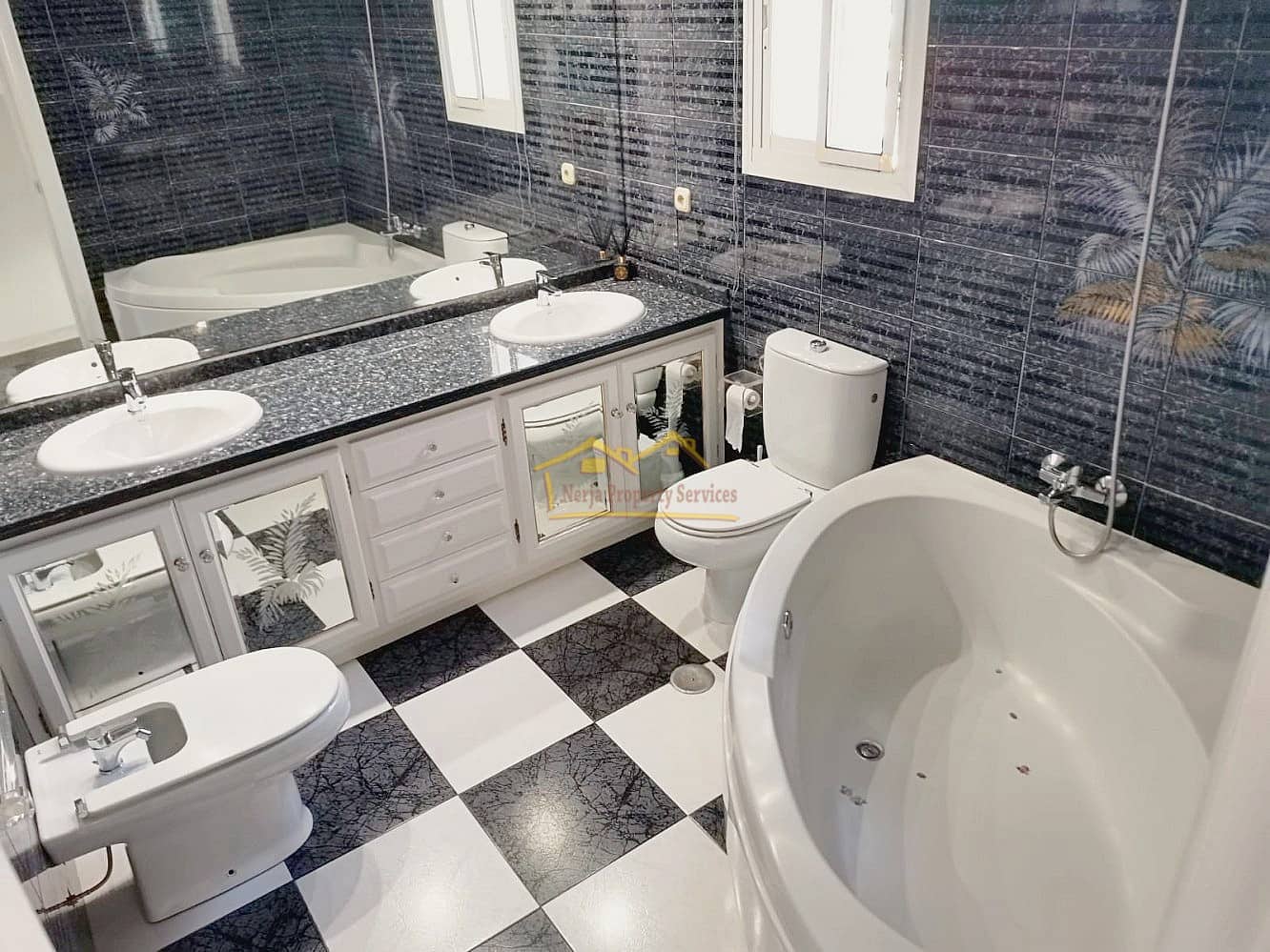 4 soveværelse Villa til salg i Nerja med swimmingpool garage - € 510.000 (Ref: 7051710)