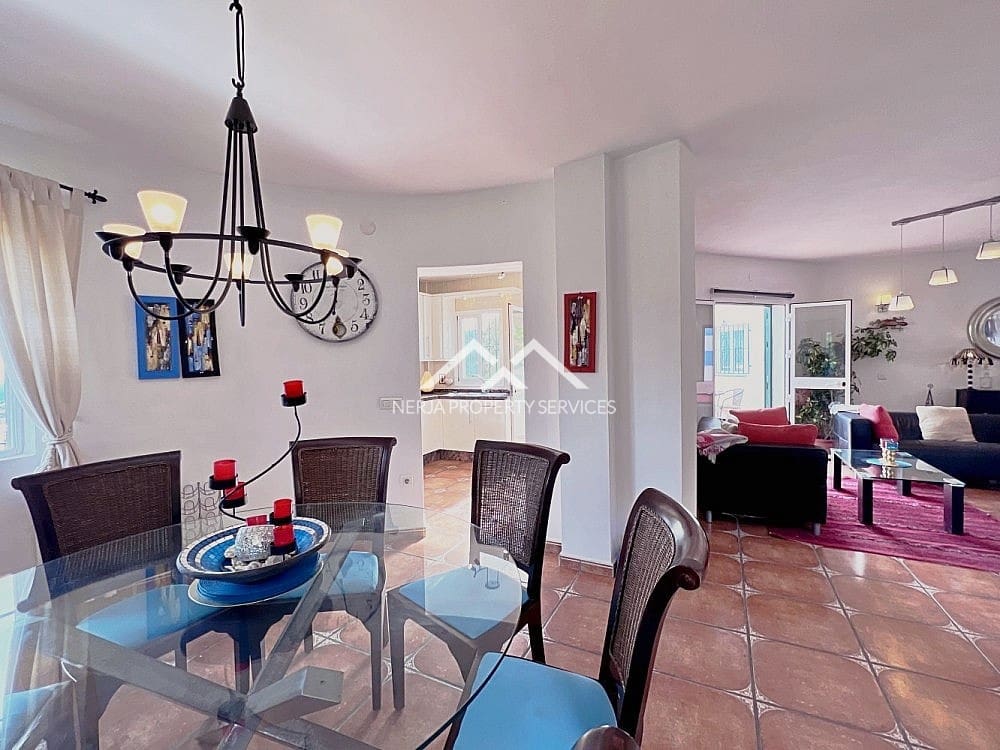 5 bedroom Villa for sale in Torrox with pool garage - € 575,000 (Ref: 7261198)