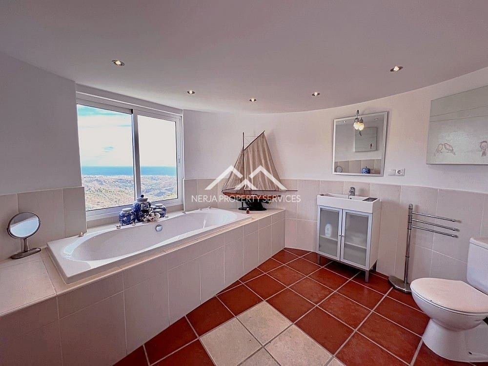 5 bedroom Villa for sale in Torrox with pool garage - € 575,000 (Ref: 7261198)