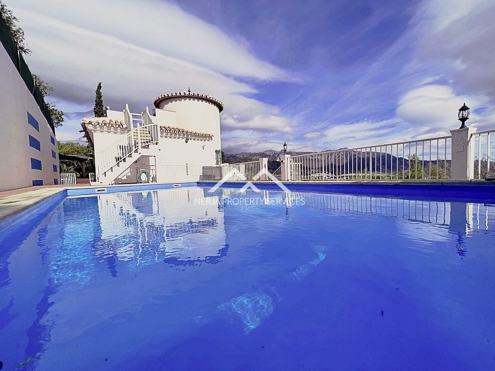 5 bedroom Villa for sale in Torrox with pool garage - € 575,000 (Ref: 7261198)