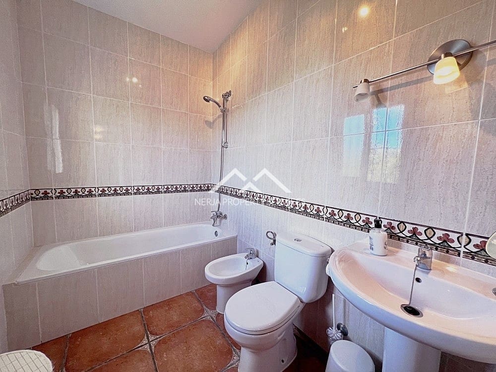 5 bedroom Villa for sale in Torrox with pool garage - € 575,000 (Ref: 7261198)