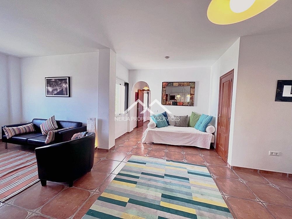 5 bedroom Villa for sale in Torrox with pool garage - € 575,000 (Ref: 7261198)