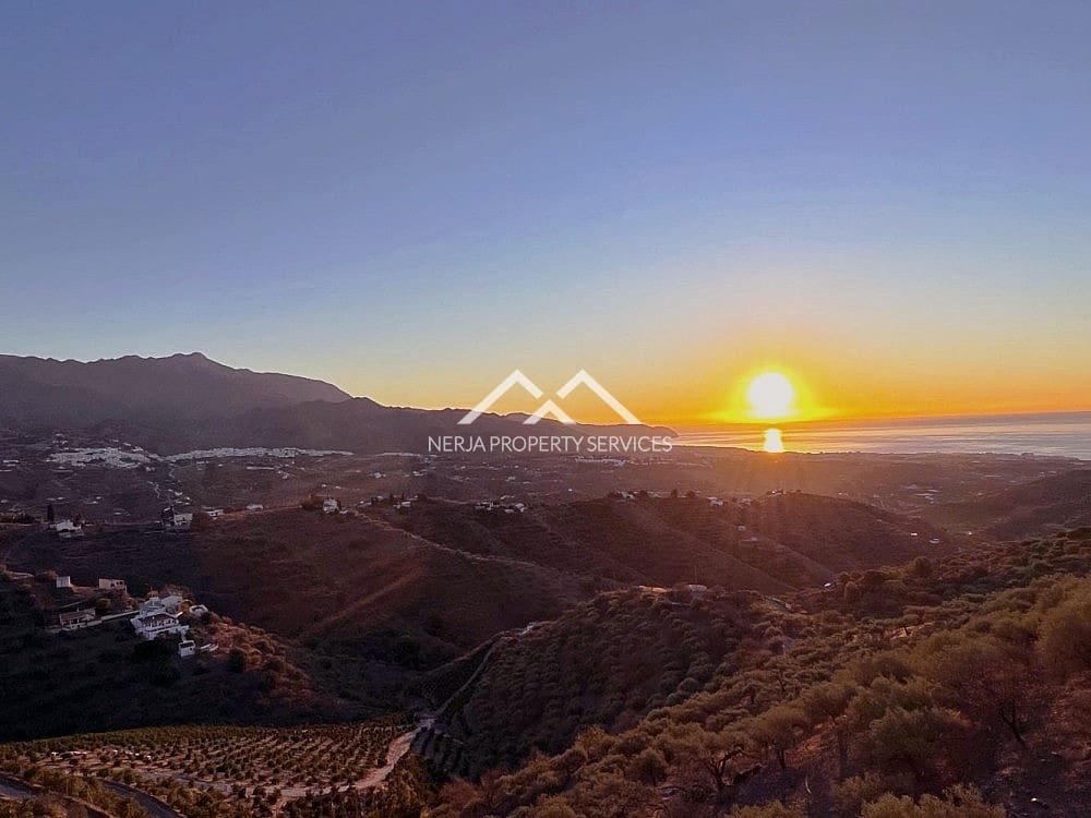 5 bedroom Villa for sale in Torrox with pool garage - € 575,000 (Ref: 7261198)