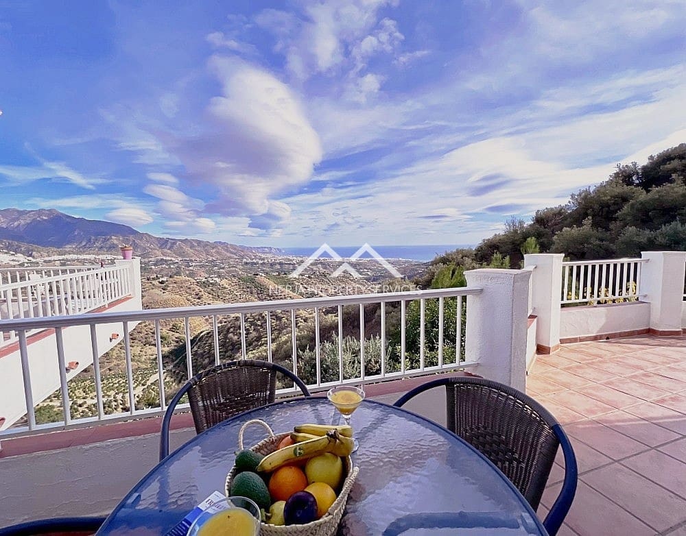 5 bedroom Villa for sale in Torrox with pool garage - € 575,000 (Ref: 7261198)