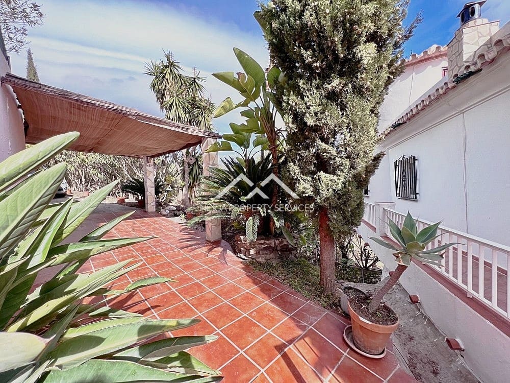 5 bedroom Villa for sale in Torrox with pool garage - € 575,000 (Ref: 7261198)