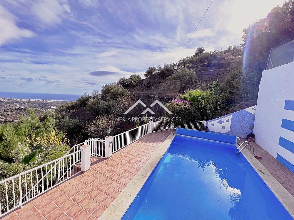 5 bedroom Villa for sale in Torrox with pool garage - € 575,000 (Ref: 7261198)