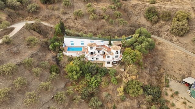 5 quarto Moradia para venda em Torrox Pueblo, Torrox com piscina garagem - 575 000 € (Ref: 7261198)