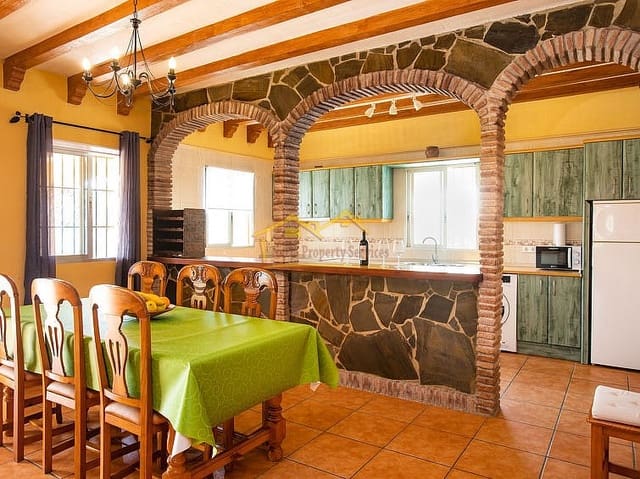 4 soveværelse Villa til salg i Centro, Nerja med swimmingpool garage - € 850.000 (Ref: 7798238)