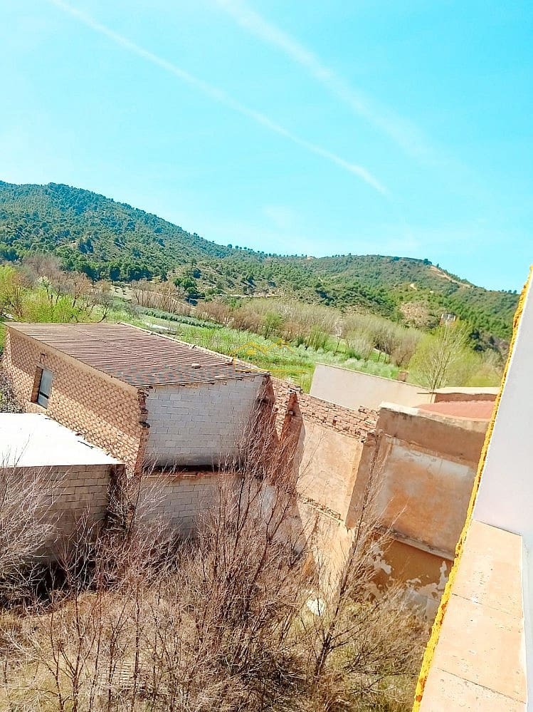 4 soveværelse Villa til salg i Jayena med garage - € 65.000 (Ref: 7963534)