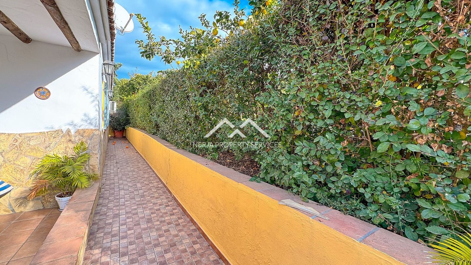 3 bedroom Villa for rent in Nerja with pool garage - € 1,850 (Ref: 8022754)