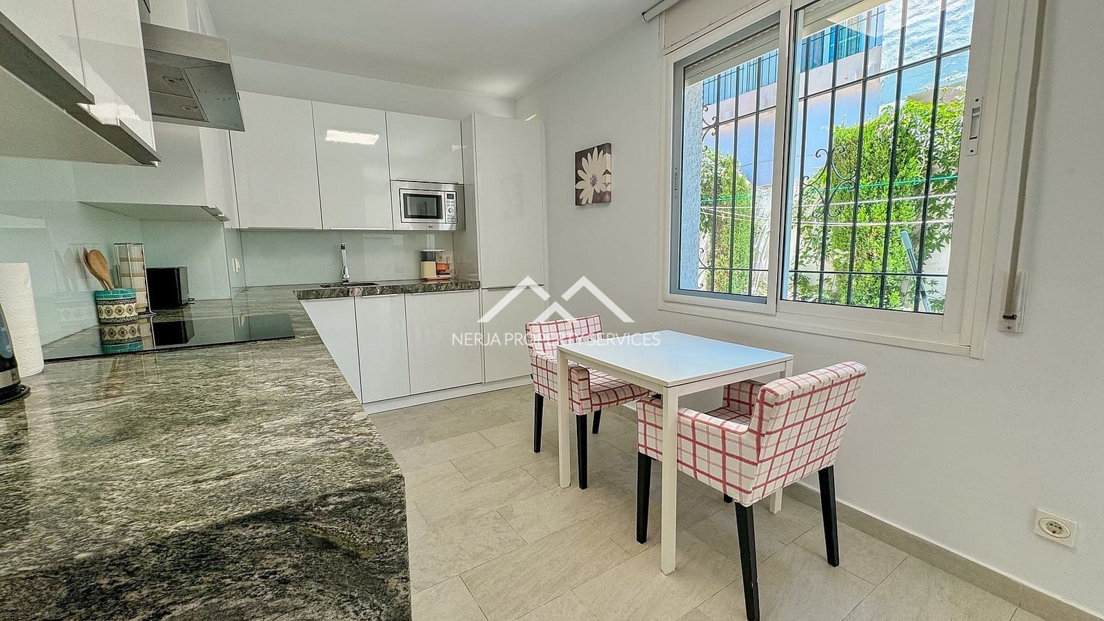 4 bedroom Townhouse for rent in Nerja with pool garage - € 3,100 (Ref: 8316908)