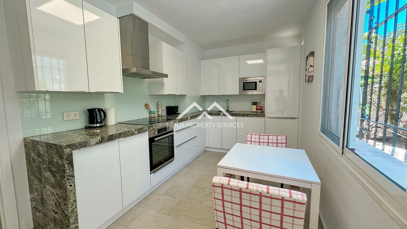 4 bedroom Townhouse for rent in Nerja with pool garage - € 3,100 (Ref: 8316908)