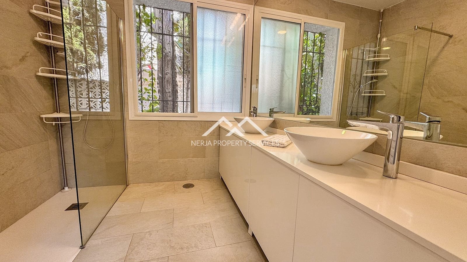 4 bedroom Townhouse for rent in Nerja with pool garage - € 3,100 (Ref: 8316908)