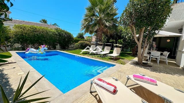 4 bedroom Townhouse for rent in Centro, Nerja with pool garage - € 3,100 (Ref: 8316908)