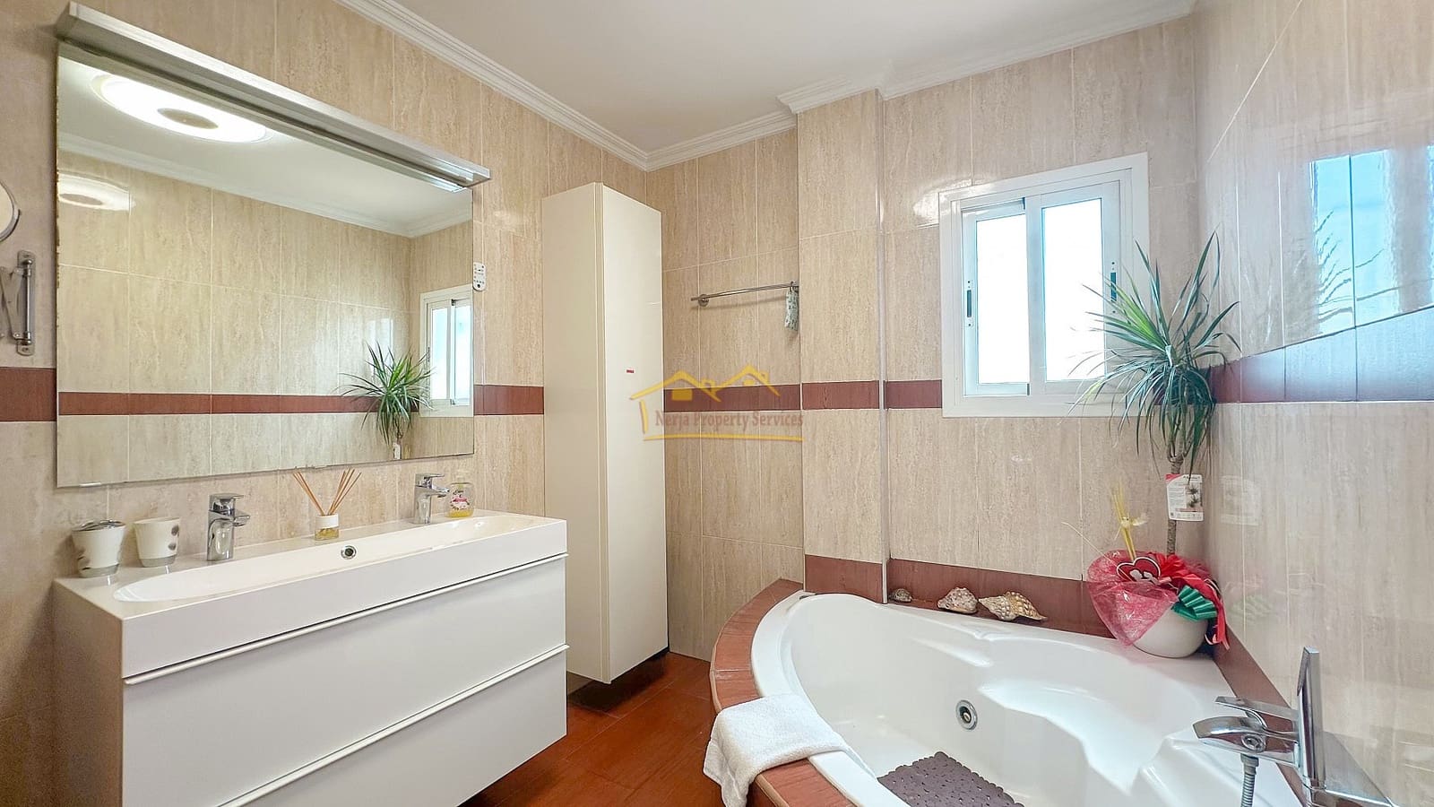 3 soveværelse Rækkehus til salg i Nerja med swimmingpool - € 350.000 (Ref: 8473184)