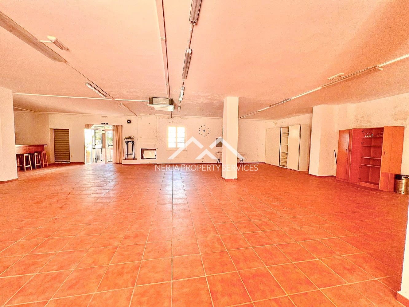 Commercial for sale in Nerja - € 215,000 (Ref: 8861802)