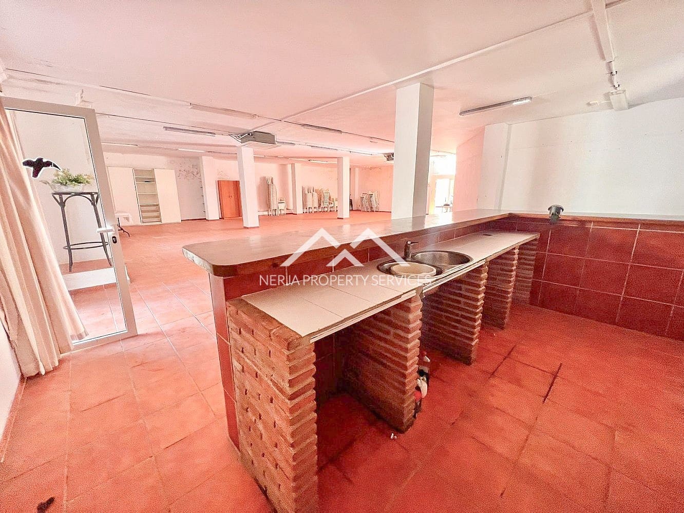 Commercial for sale in Nerja - € 215,000 (Ref: 8861802)