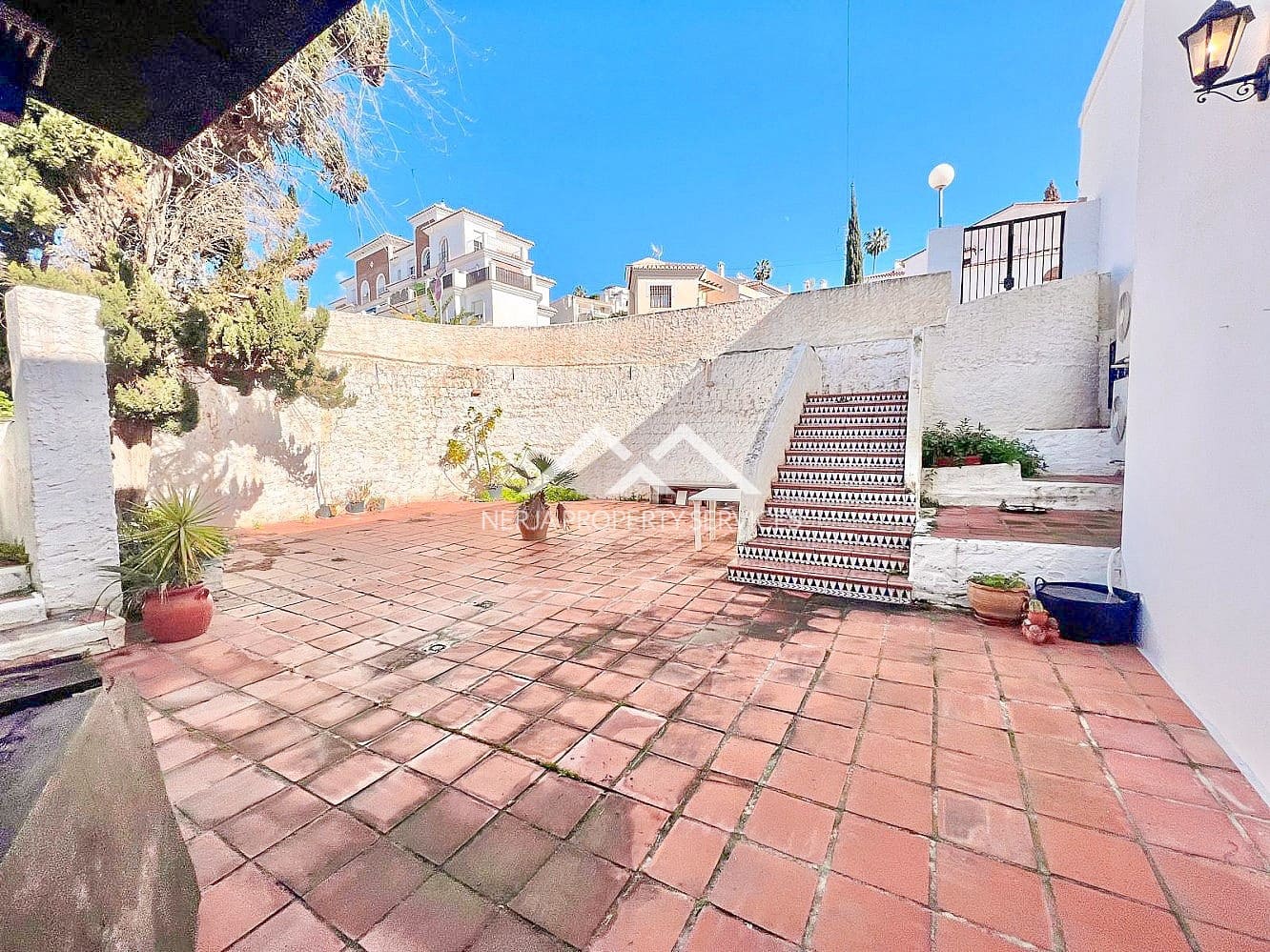 Commercial for sale in Nerja - € 215,000 (Ref: 8861802)