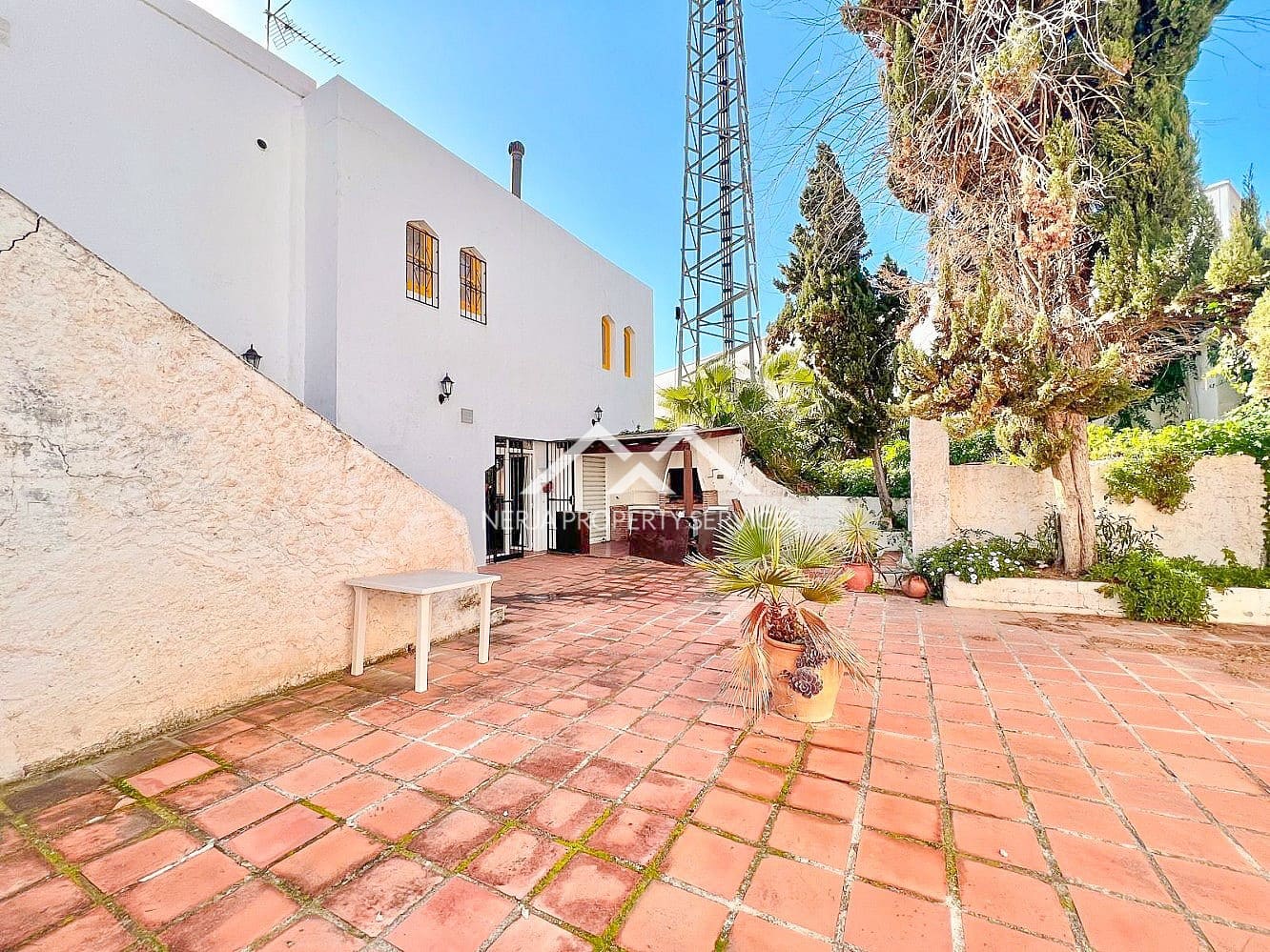 Commercial for sale in Nerja - € 215,000 (Ref: 8861802)