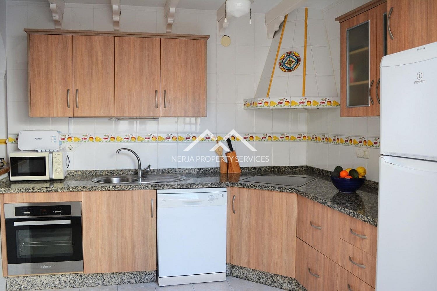 3 bedroom Townhouse for rent in Nerja with pool garage - € 1,100 (Ref: 8901286)