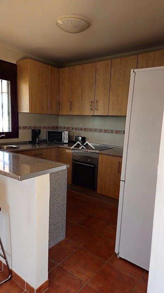 Villa for rent in Nerja with pool garage - € 1,100 (Ref: 8917445)