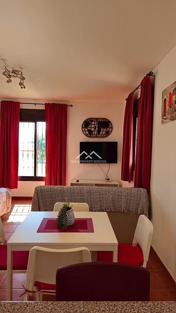 Villa for rent in Nerja with pool garage - € 1,100 (Ref: 8917445)