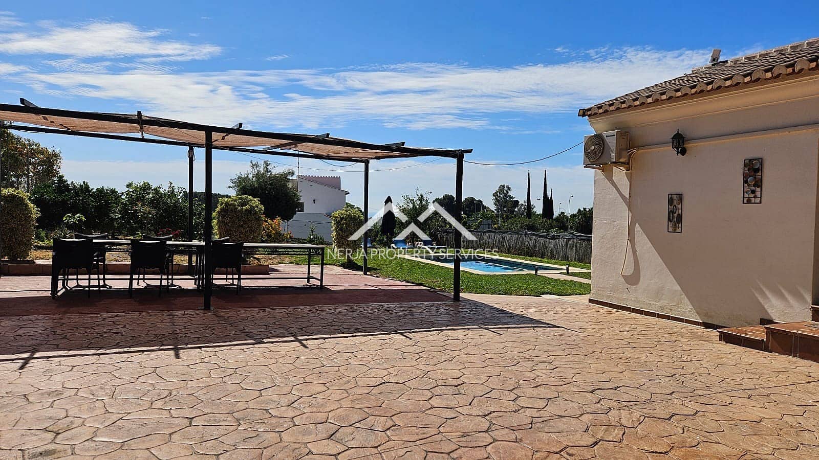 Villa for rent in Nerja with pool garage - € 1,100 (Ref: 8917445)