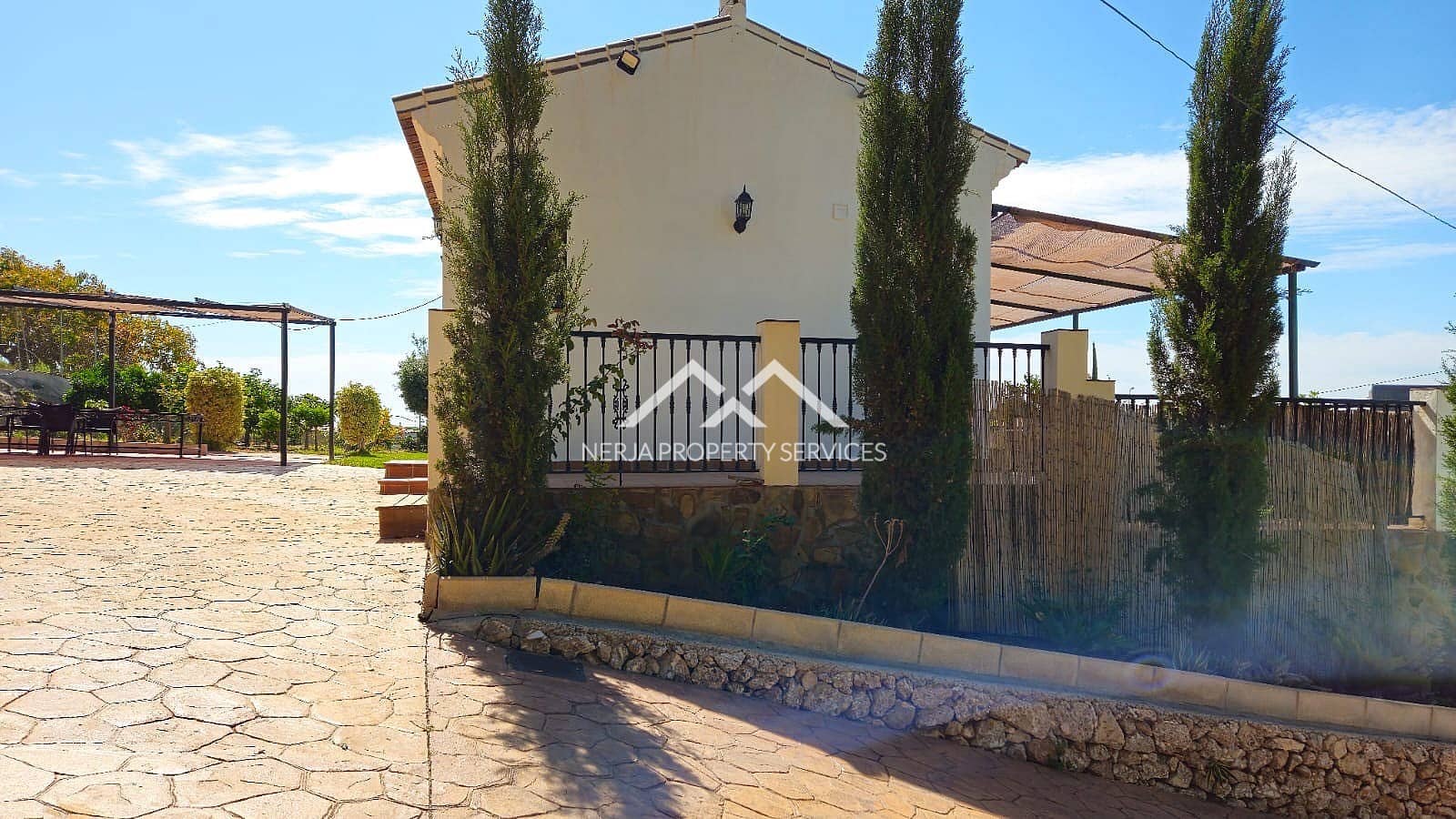 Villa for rent in Nerja with pool garage - € 1,100 (Ref: 8917445)