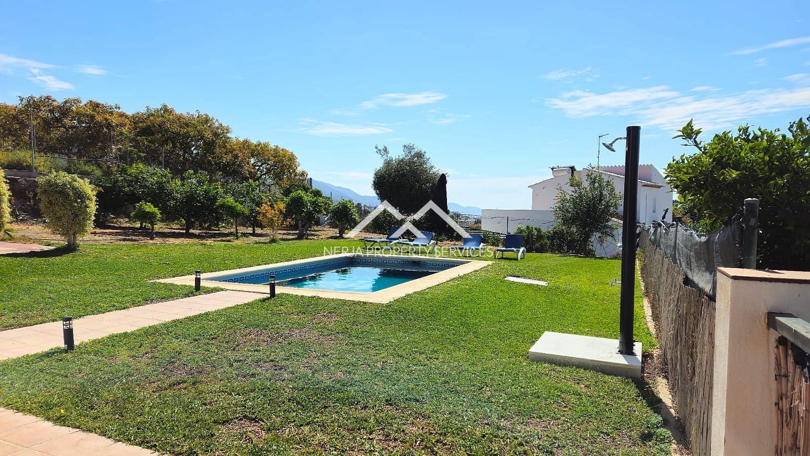 Villa for rent in Nerja with pool garage - € 1,100 (Ref: 8917445)