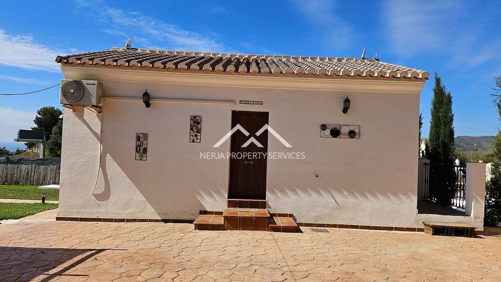 Villa for rent in Nerja with pool garage - € 1,100 (Ref: 8917445)