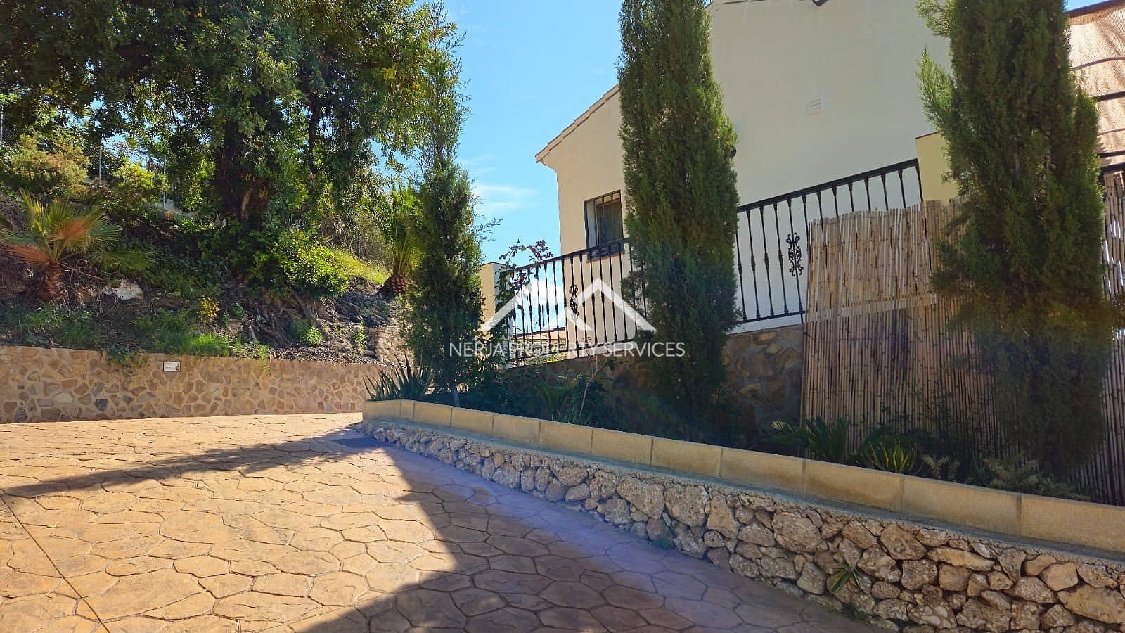 Villa for rent in Nerja with pool garage - € 1,100 (Ref: 8917445)