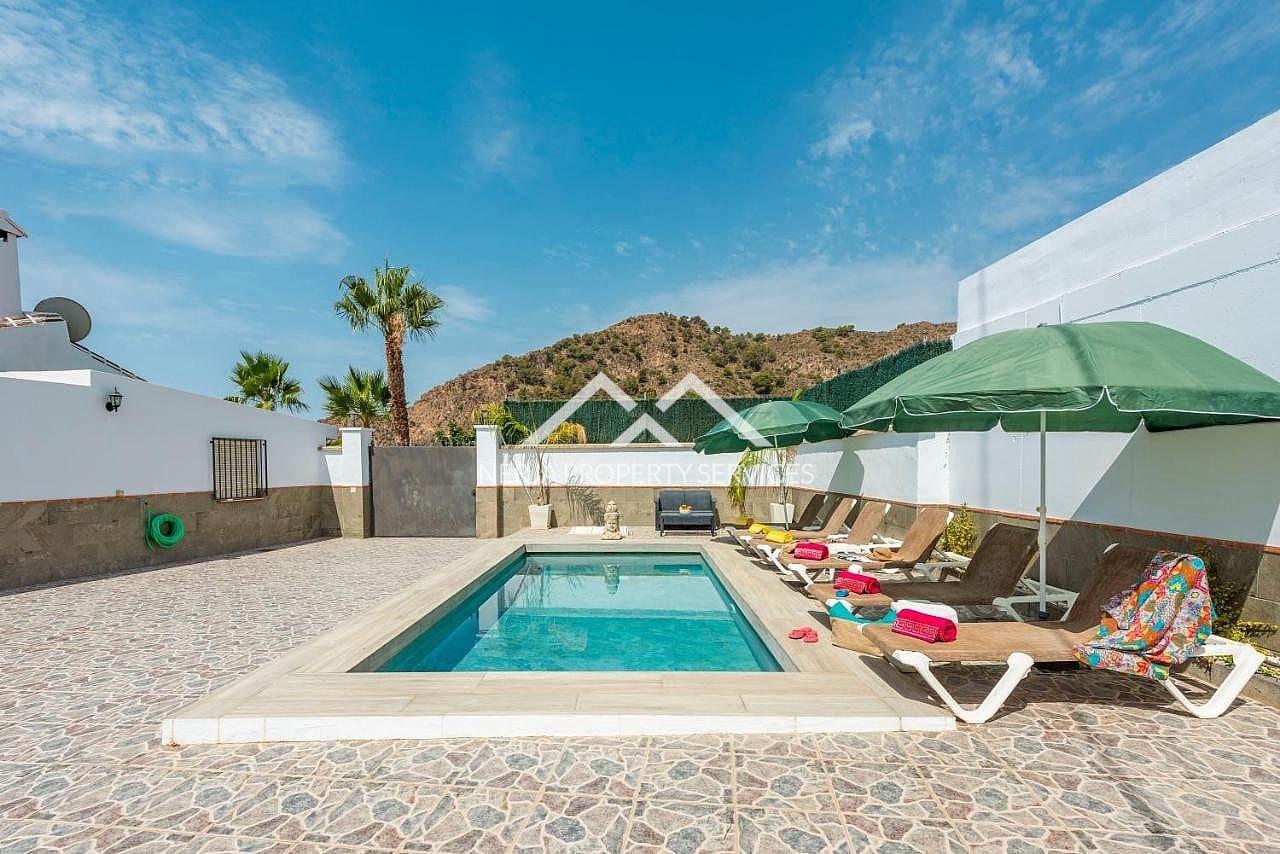 3 slaapkamer Villa te huur in Maro met zwembad - € 1.625 (Ref: 8932976)