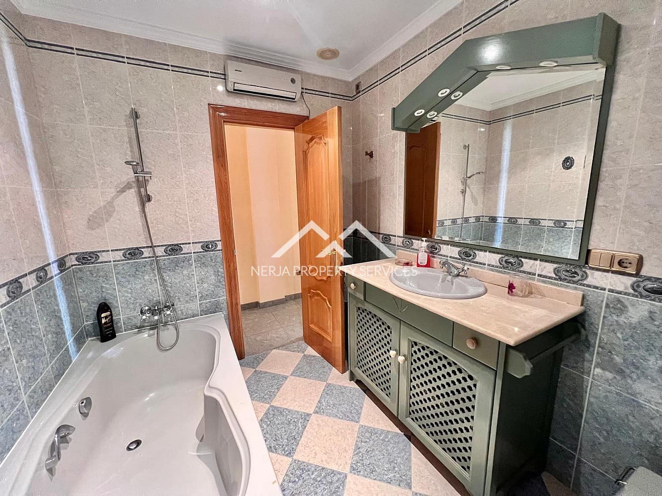 5 slaapkamer Appartement te koop in Torrox - € 245.000 (Ref: 9001948)