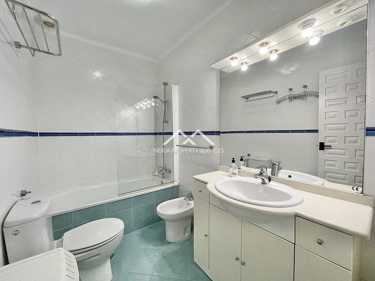 2 sypialnia Dom na sprzedaż w Nerja z basenem garażem - 320 000 € (Ref: 9084312)